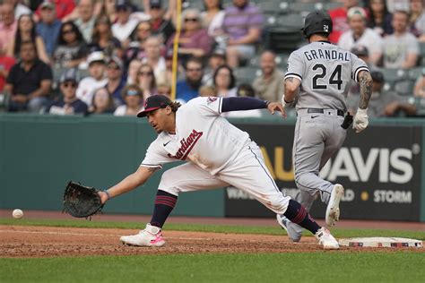 González hits 2-run double, Grandal homers as White Sox rally to top Guardians 4-2